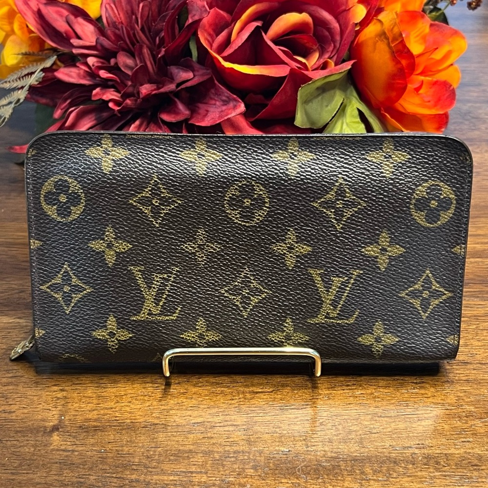 Authentic Louis Vuitton Monogram Zippy Long Wallet - GUC